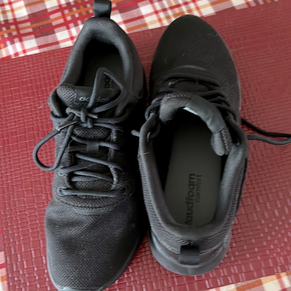 Tennis shoes